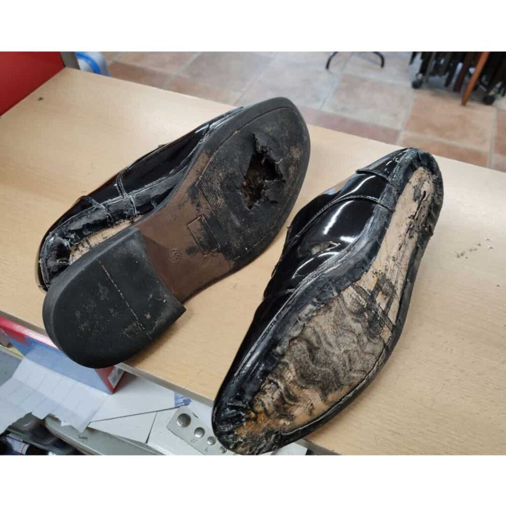 Zapatos de vestir de hombre antes de ser reparados